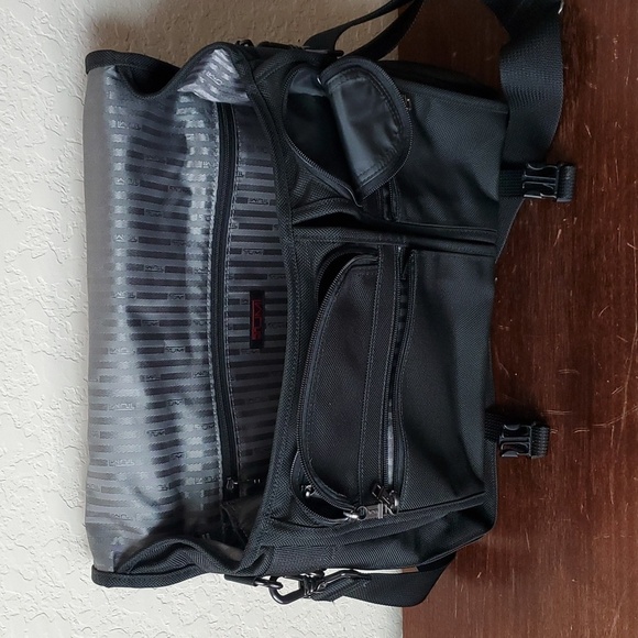 EUC. Tumi Reebok Flap Zip Crossbody Shoulder Bag Black - Picture 4 of 12